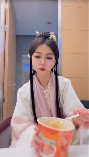 深夜拍吃杯面视频 薛凯琪遭质疑假吃