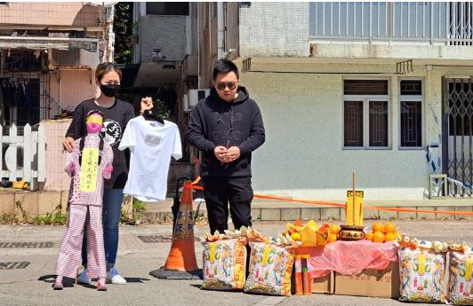 港名媛碎尸案|亲友龙尾村头七打斋超渡 丈夫Chris与岳母激动相拥