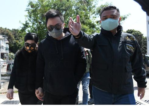 港名媛碎尸案|亲友龙尾村头七打斋超渡 丈夫Chris与岳母激动相拥