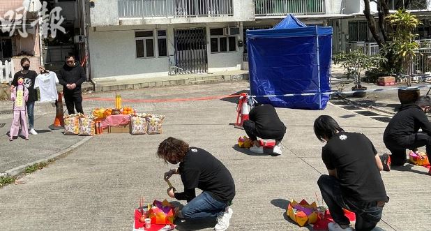 港名媛碎尸案|亲友龙尾村头七打斋超渡 丈夫Chris与岳母激动相拥