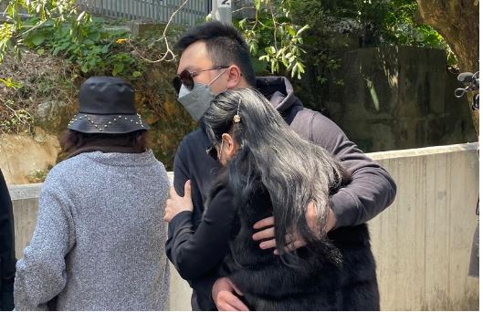港名媛碎尸案|亲友龙尾村头七打斋超渡 丈夫Chris与岳母激动相拥