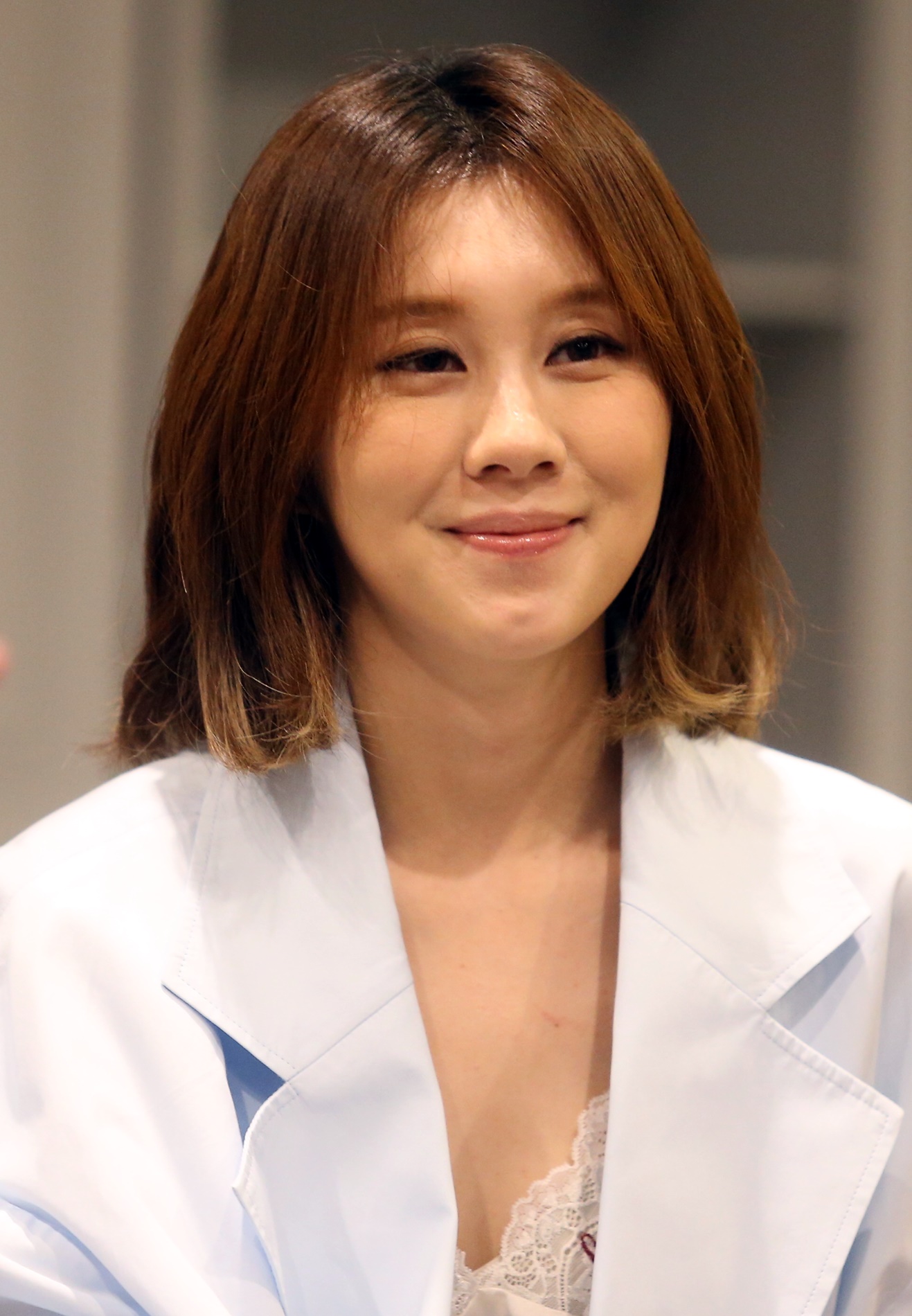 游黑风洞遇大雨天 白安笑言“似泳池里被捞出来”