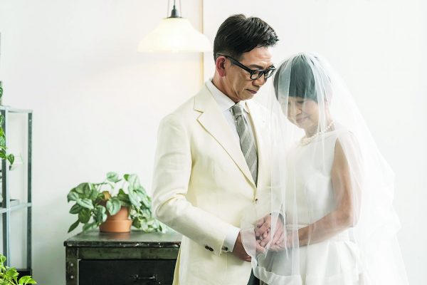 爱情长跑逾30年  59岁袁富华低调娶妻