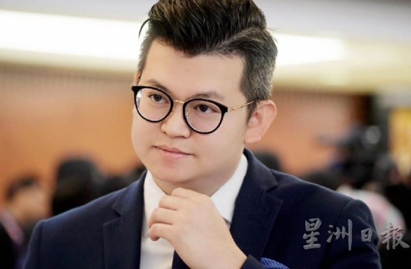 独家|女子裙子过膝符合要求  俞利文：国会指南没说不能开衩