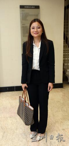 独家|女子裙子过膝符合要求  俞利文：国会指南没说不能开衩