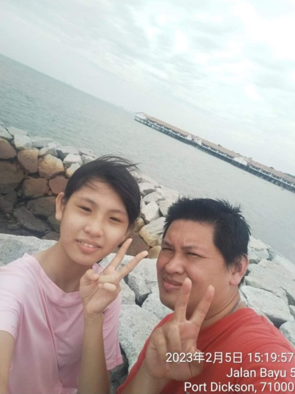 独家|怕女儿亲做5包子过不了关 父亲用1.5小时在车站啃完