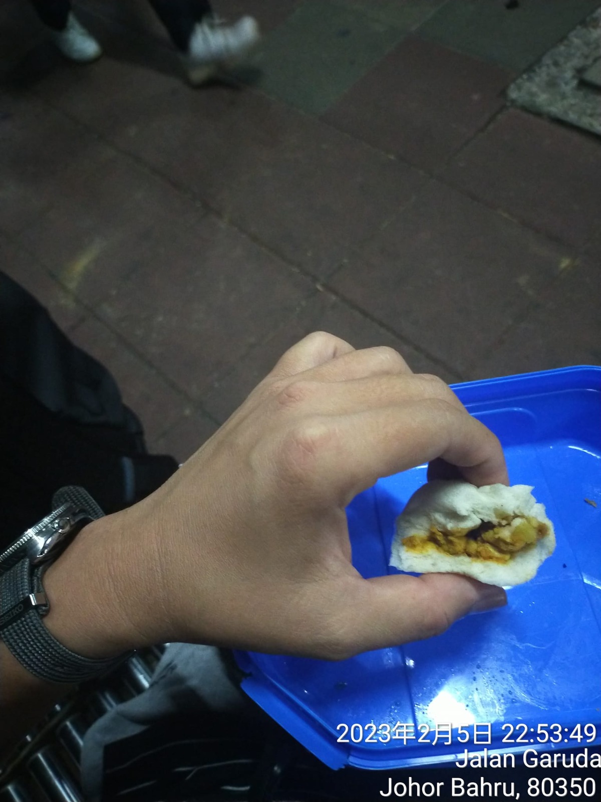 独家|怕女儿亲做5包子过不了关 父亲用1.5小时在车站啃完