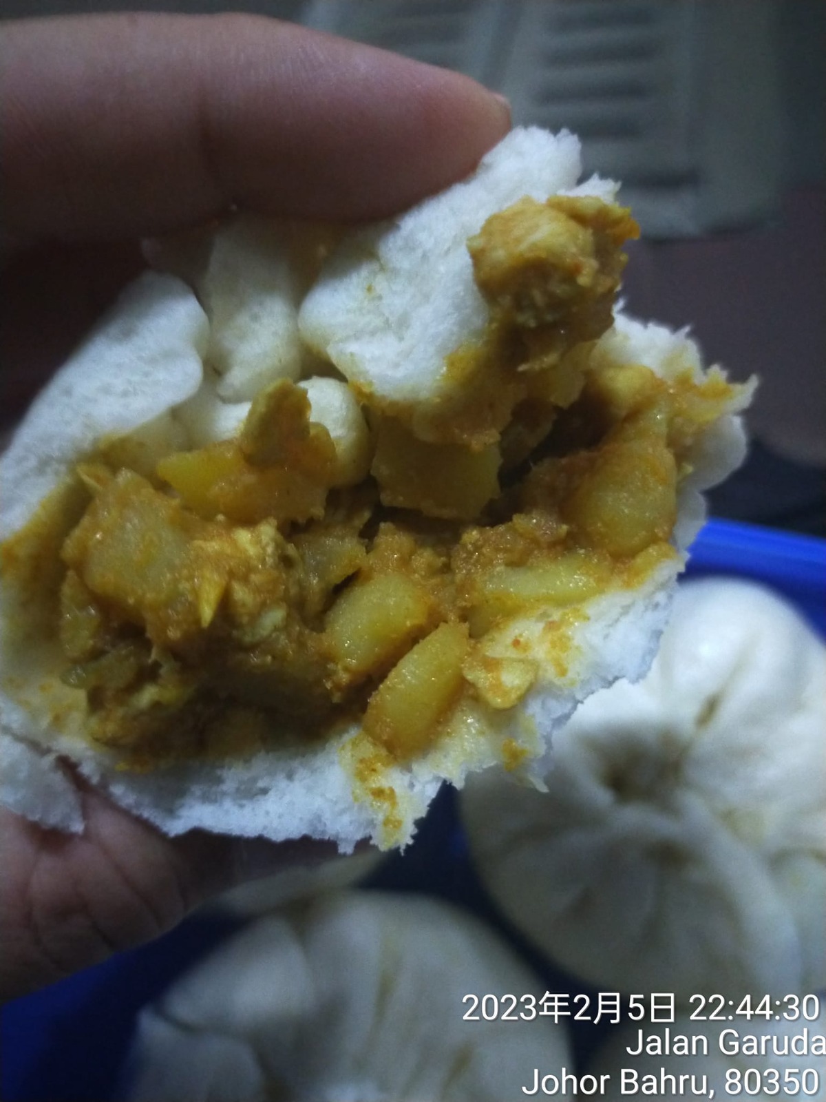 独家|怕女儿亲做5包子过不了关 父亲用1.5小时在车站啃完