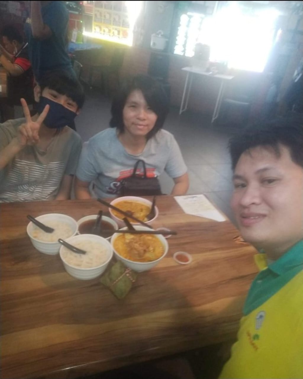 独家|怕女儿亲做5包子过不了关 父亲用1.5小时在车站啃完