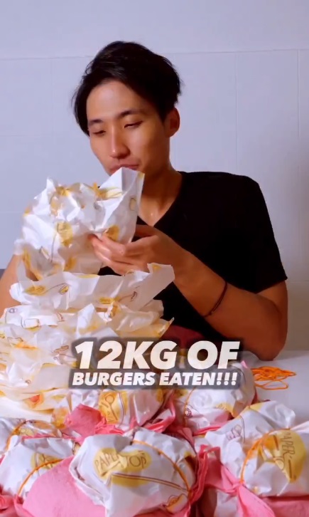 狮城“大胃王”来首都挑战 50个汉堡只吃掉35个