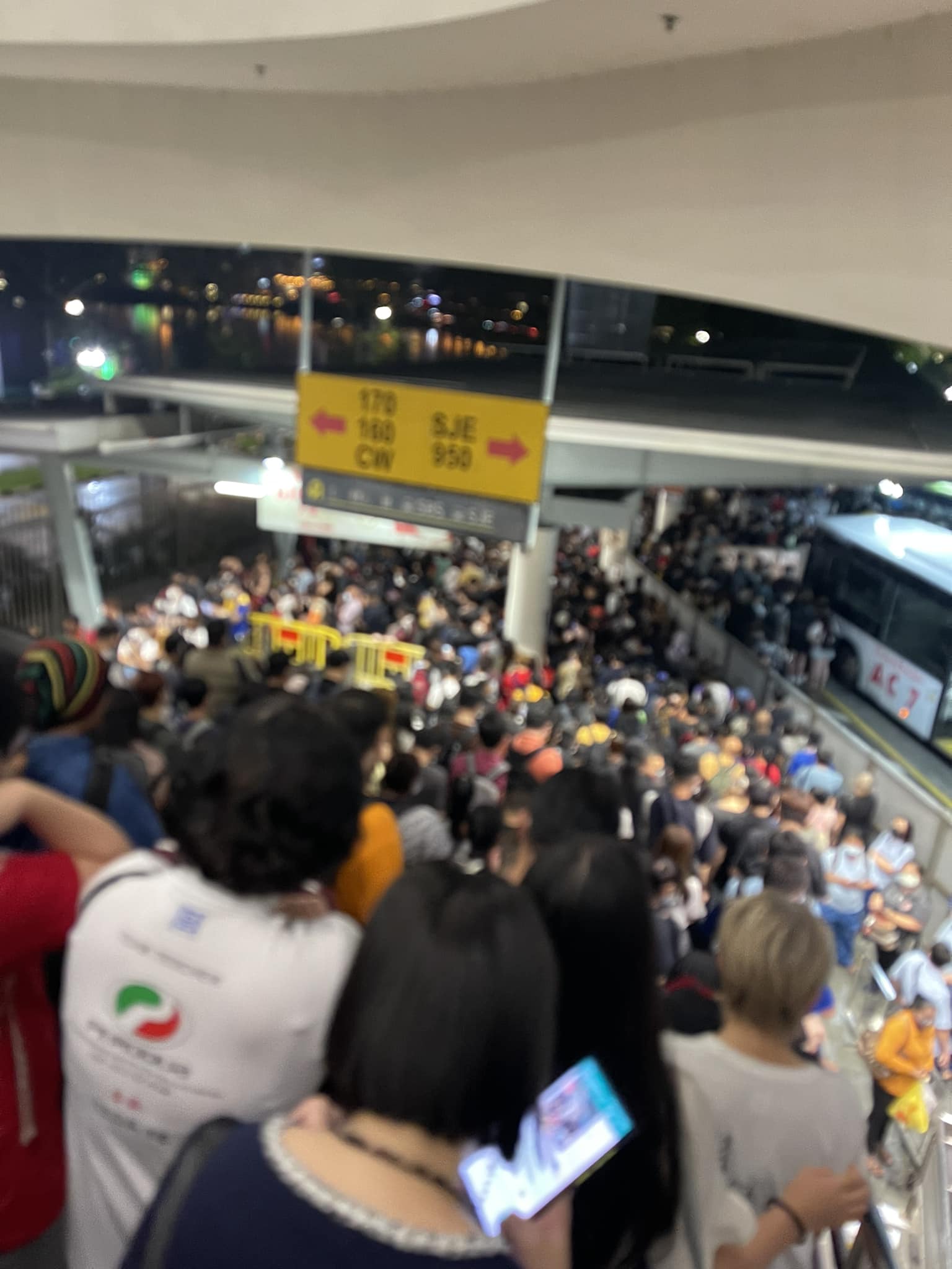 狮城通关人潮拥挤·网民直呼:“梨泰院阴影”