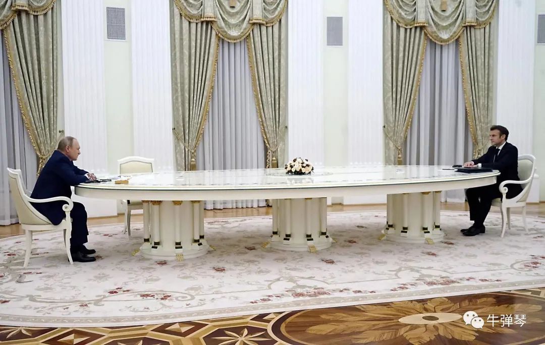 王毅与普汀座位距离近 凸显中俄关系非比寻常