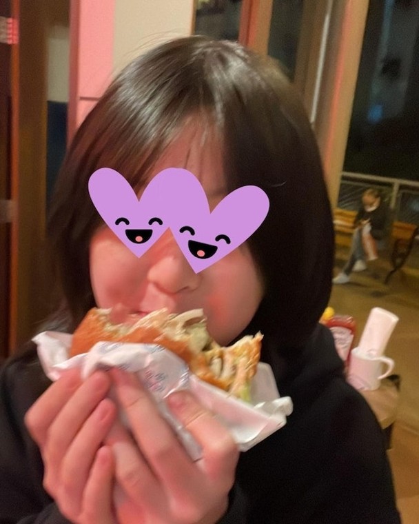 王浩信返港过新年 带女儿吃汉堡陈自瑶没影