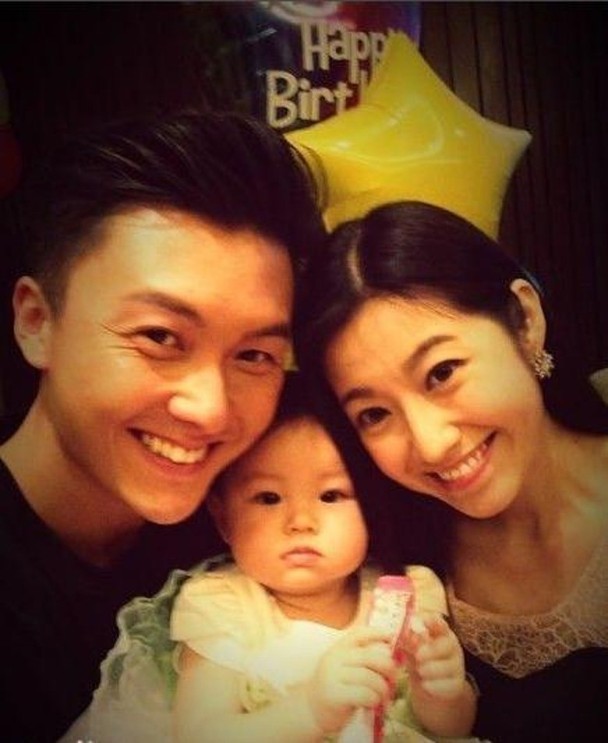 王浩信返港过新年 带女儿吃汉堡陈自瑶没影