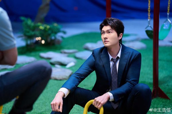 王浩信首拍中国剧  惊见鱼尾纹颜值大跌