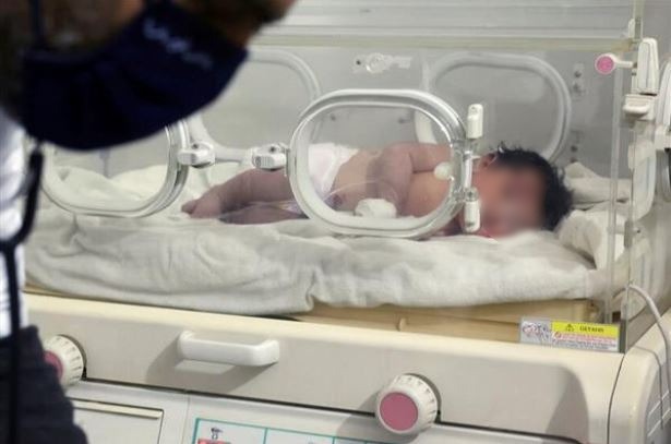 瓦砾下诞生「奇迹宝宝」成歹徒觊觎目标 枪手闯医院打人