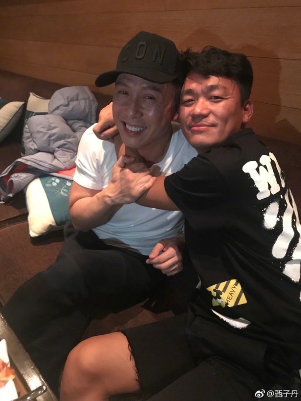 甄子丹晒聚会照 王宝强和谢霆锋撞发型