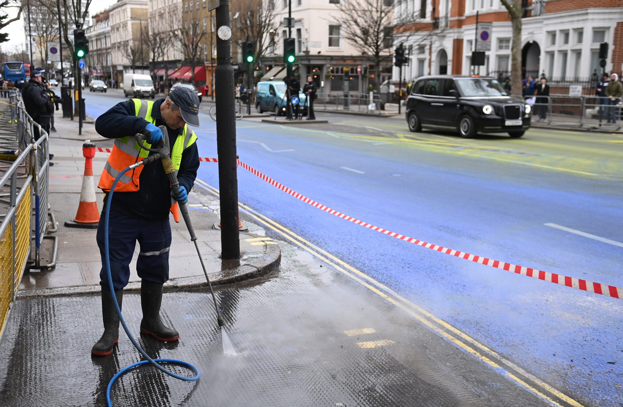 画给普汀看!伦敦街头超大乌克兰国旗 就在俄国大使馆门前