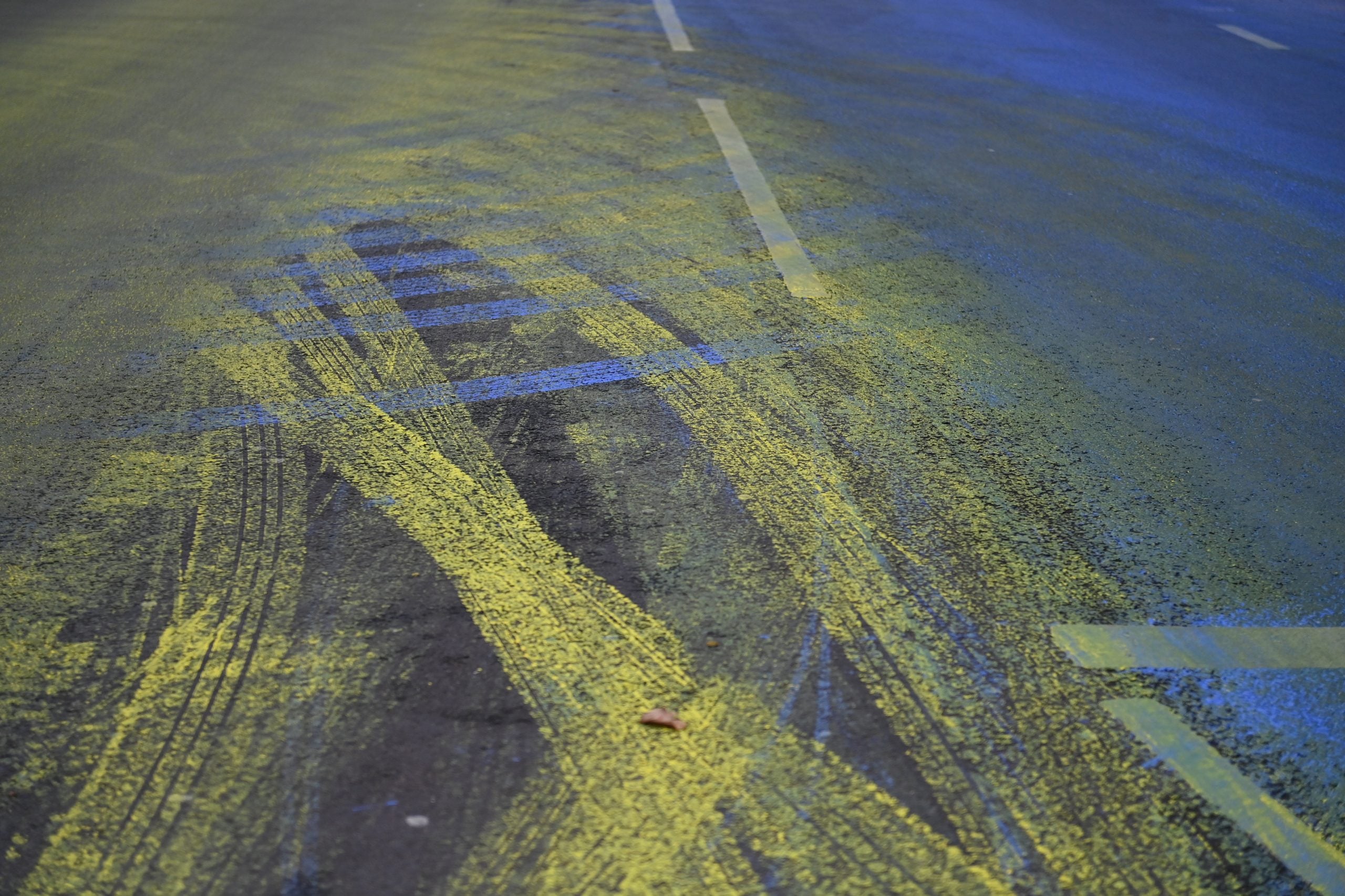 画给普汀看!伦敦街头超大乌克兰国旗 就在俄国大使馆门前