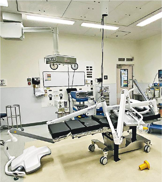 疑连接螺丝出问题 港医院手术灯塌下击伤麻醉助理