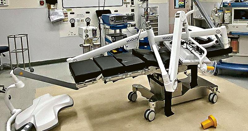 疑连接螺丝出问题 港医院手术灯塌下击伤麻醉助理