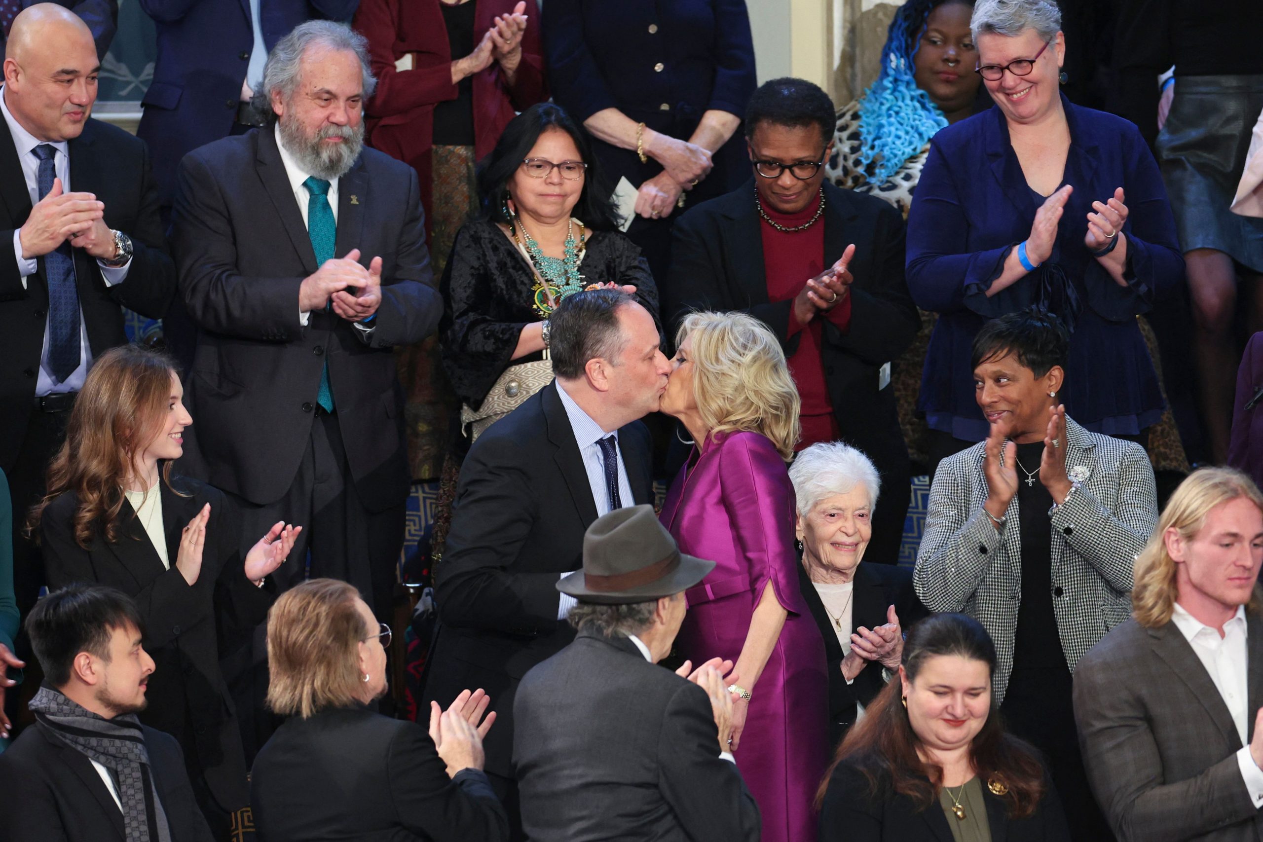 看世界)拜登发表国情咨文 第一夫人同场与副总统丈夫“嘴对嘴”惹热议