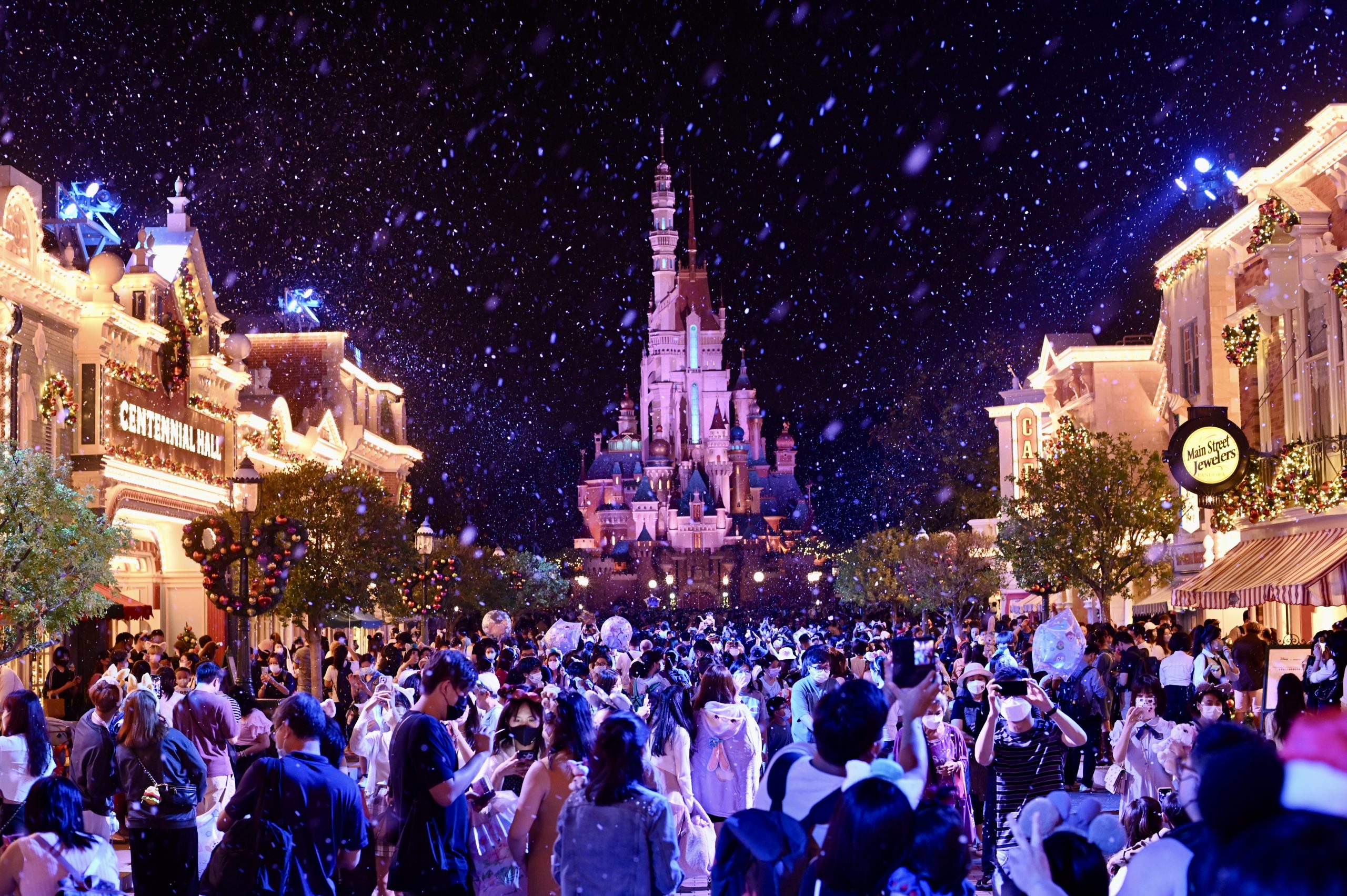 看世界/台女游香港暴怒拿刮胡刀砍男友 只因睡过头去不了迪士尼