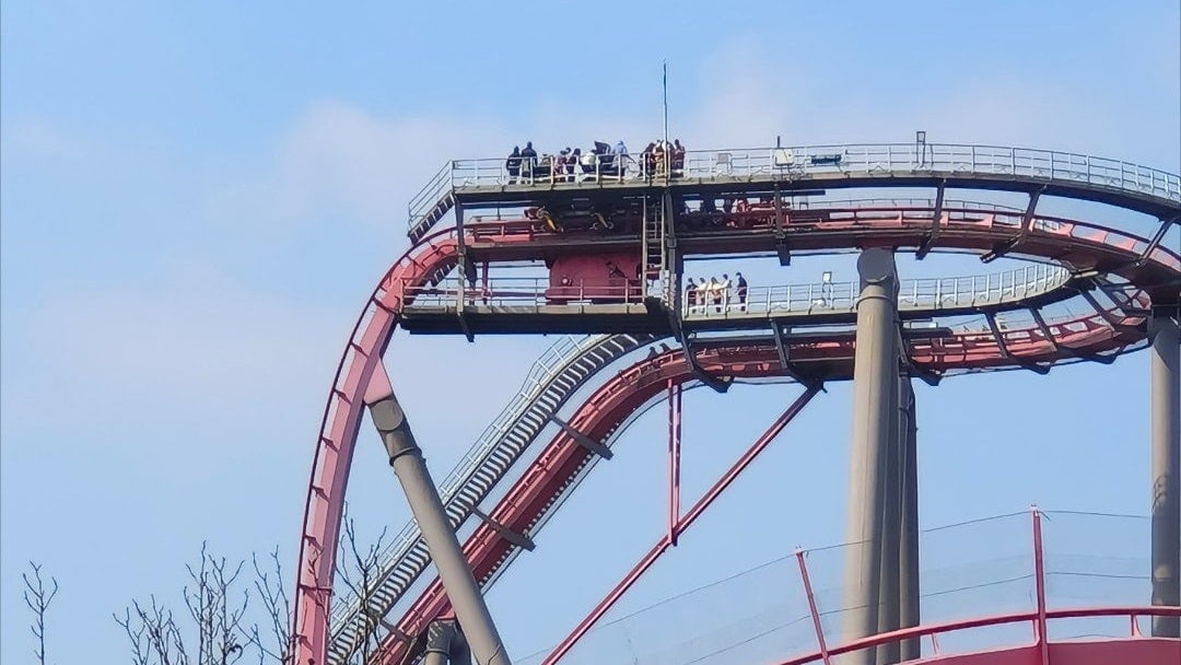 看世界/欢乐谷过山车再现故障 游客中途受困10分钟
