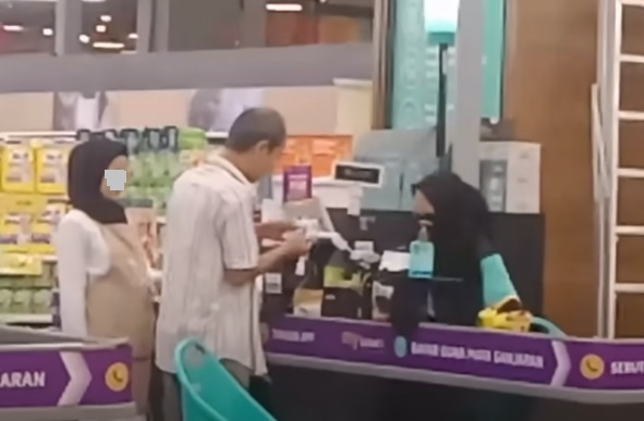 社会实验|看见老人没钱买东西吃 你会帮他吗?