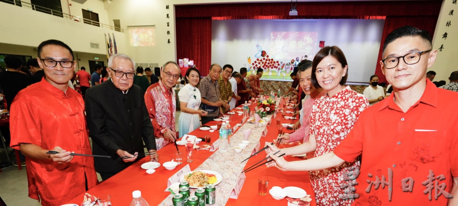 社区学校/响应深斋筹募建设基⾦ 胡万铎家族捐100万