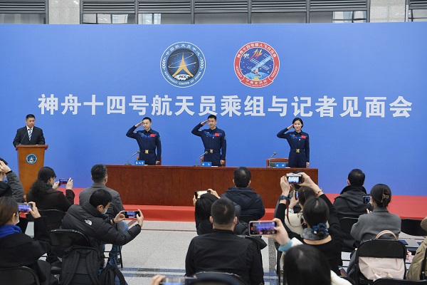 神舟十四号乘组见记者 返回75天后正式亮相