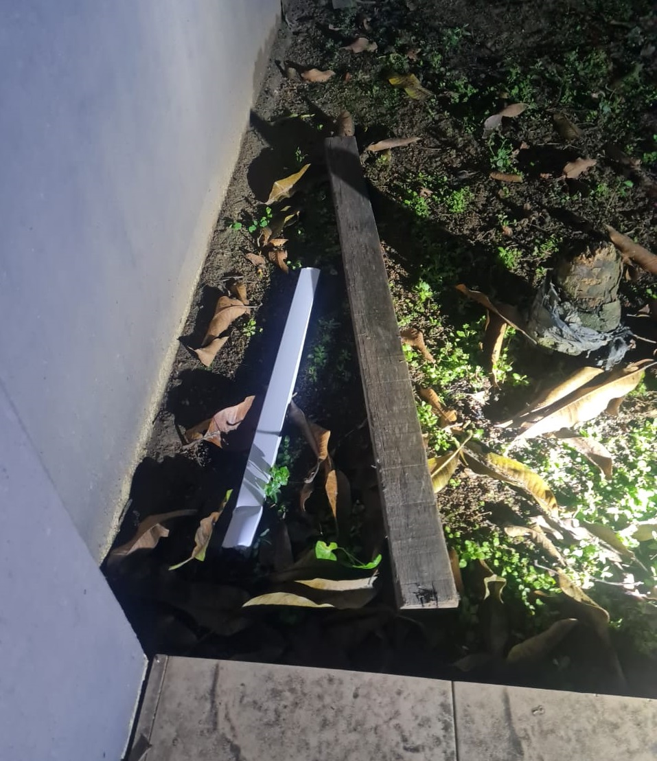窃贼清晨撬窗潜入屋 独居女屋主躲房求救
