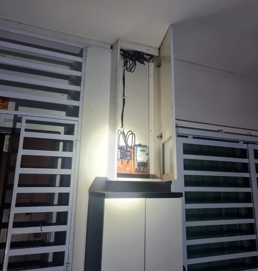 窃贼清晨撬窗潜入屋 独居女屋主躲房求救