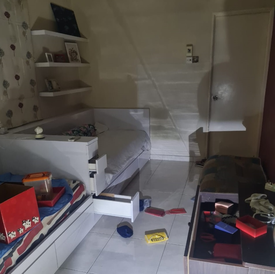窃贼清晨撬窗潜入屋 独居女屋主躲房求救