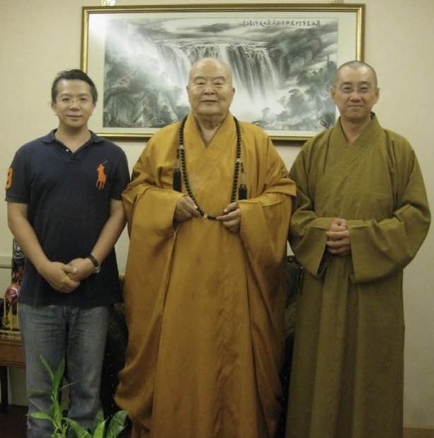 继程法师（右）在脸书分享《星空云海---写给我的星云大师》，以及与星云大师过去的合照。（继程法师脸书图）