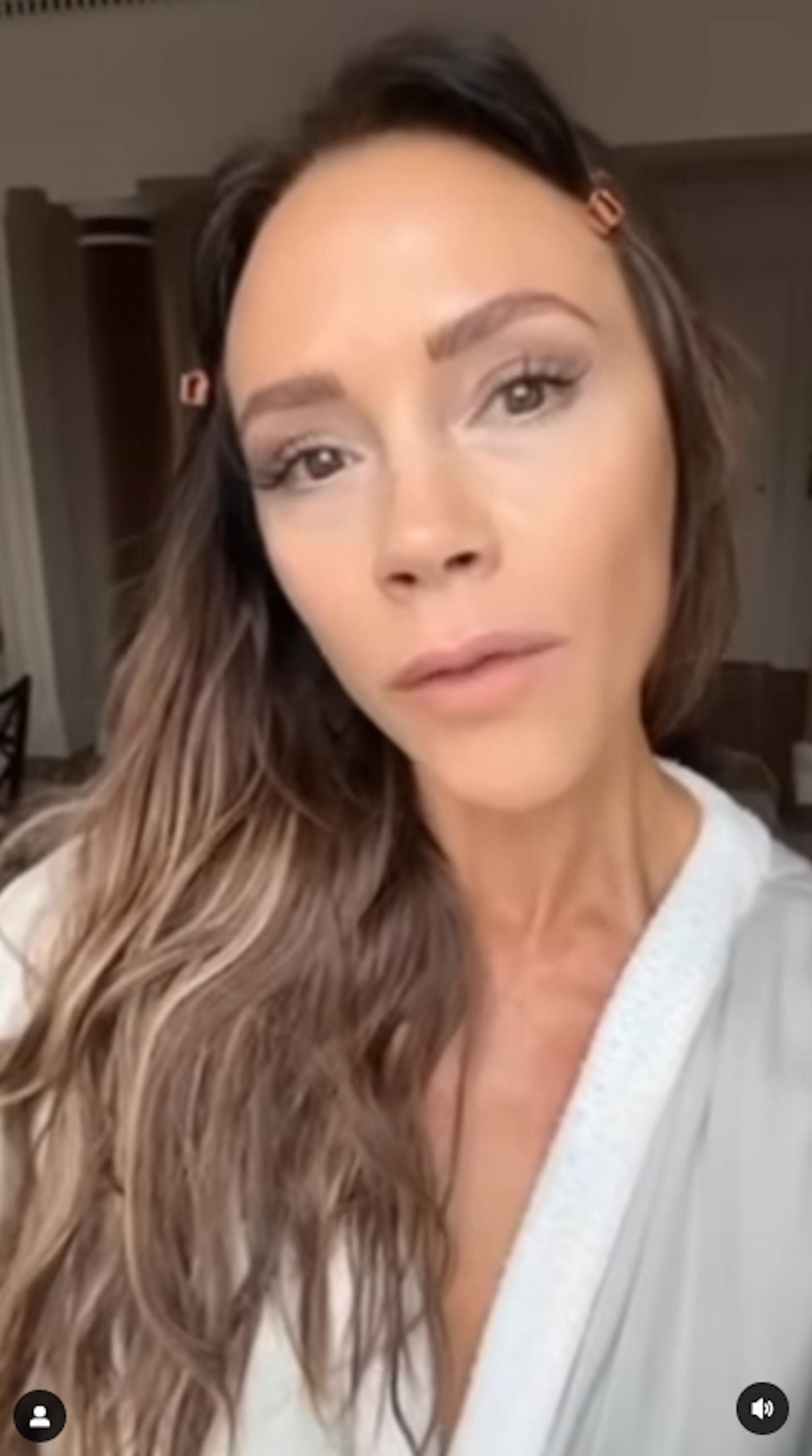 维多莉亚教化妆强调素颜上阵 妆感超明显挨轰:当人白痴