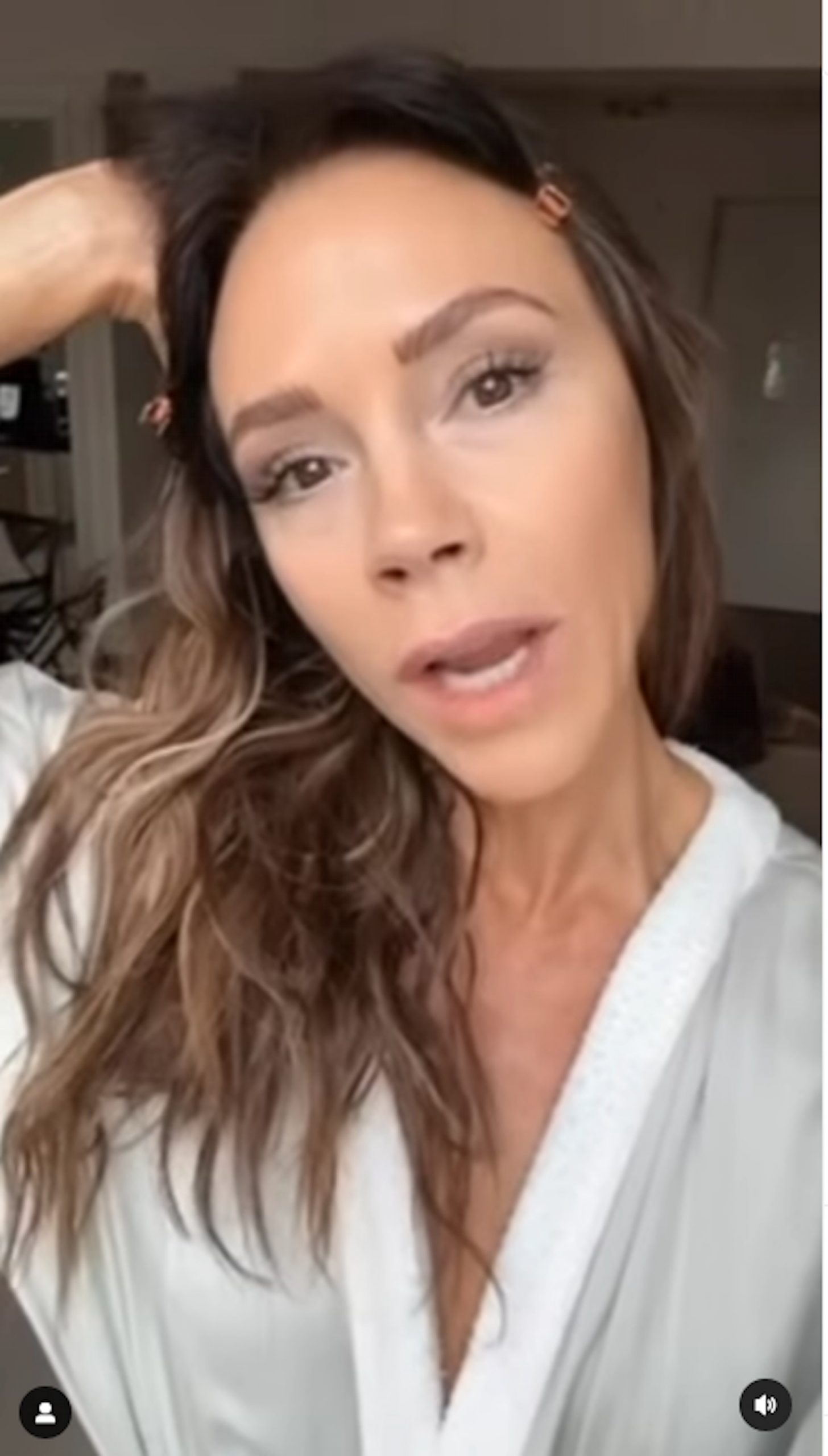 维多莉亚教化妆强调素颜上阵 妆感超明显挨轰:当人白痴