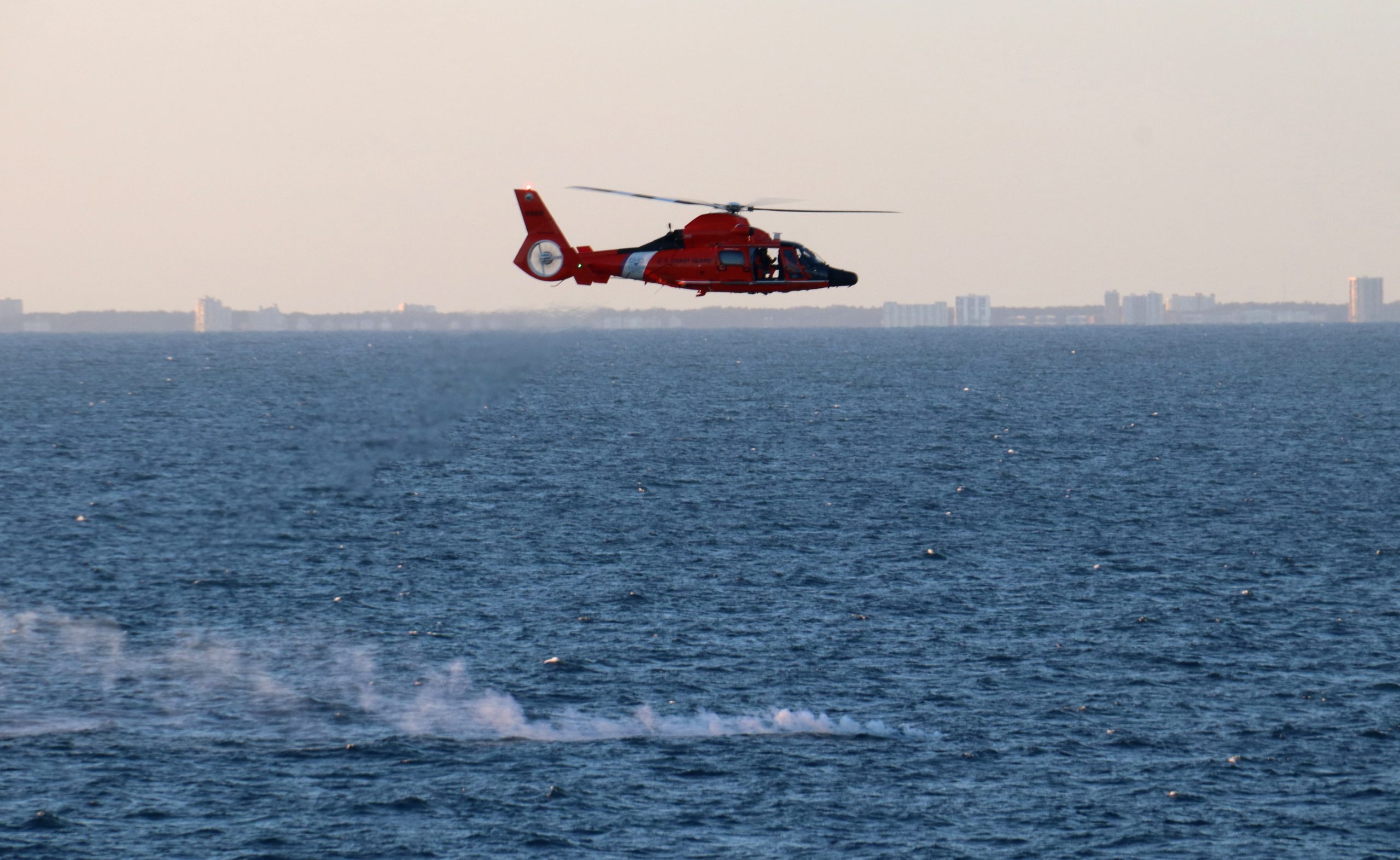 美国海军公布首批打捞中国气球残骸照片