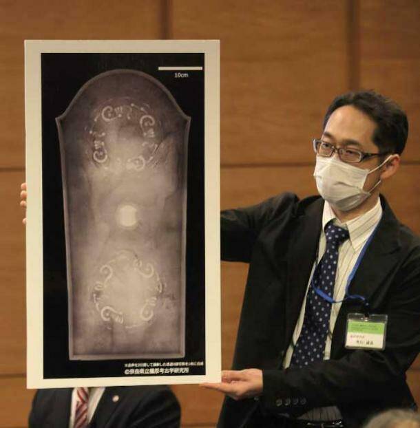 考古大发现!日本千年古墓挖出斩妖除邪巨剑和铜镜