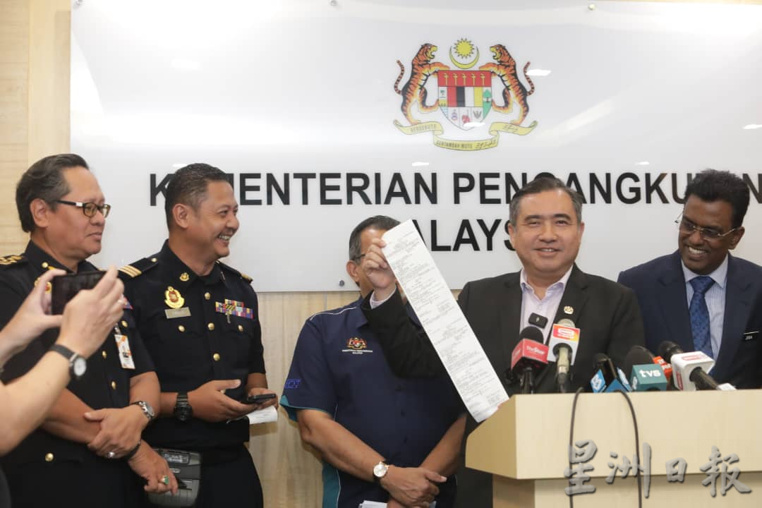 若无展路税贴纸被开罚 陆兆福:“罚单交给交通部!”