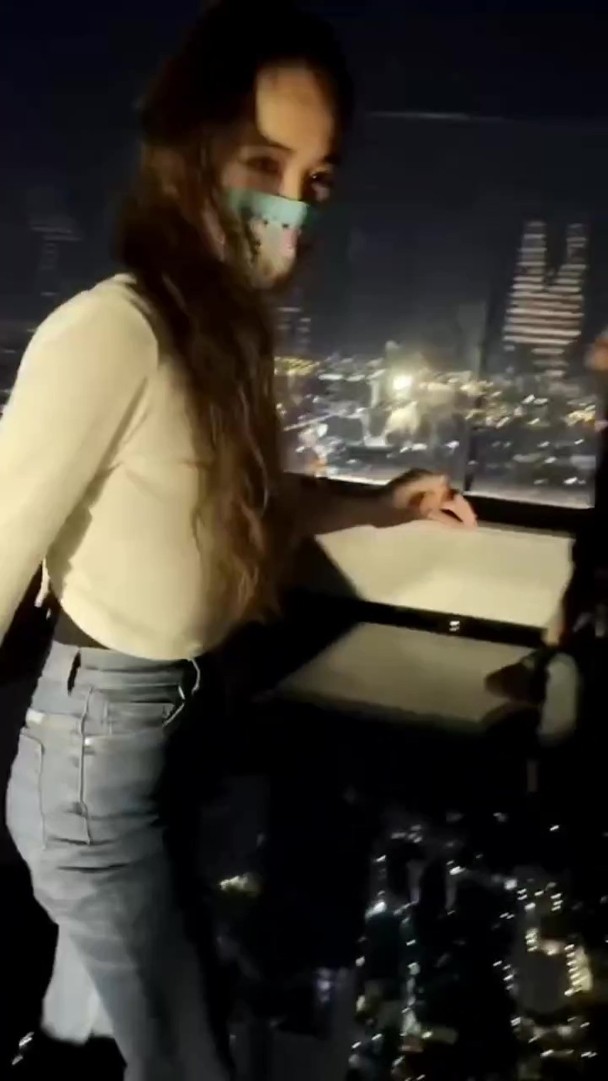 蔡依林登泰国高空景观台 踩透明地板吓到破音