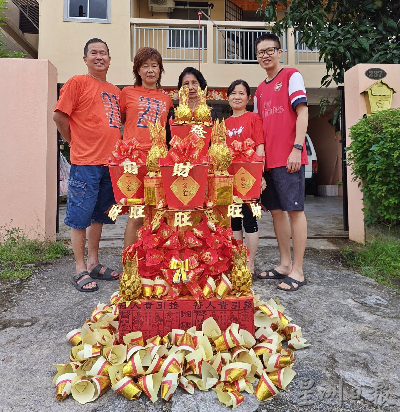 虽然今天是工作及上课天,惟吉兰丹哥市唐人坡镇兴宫(天上圣母)配合元宵节举办的妈祖出巡盛典,人潮鼎盛。唐人坡住户可谓“传承之家”,连12岁的女生都能以金纸巧手设计“金山玉兔”,等著抬轿队和龙狮团前来闹元宵,真正突显丹州华人百年民俗特色。