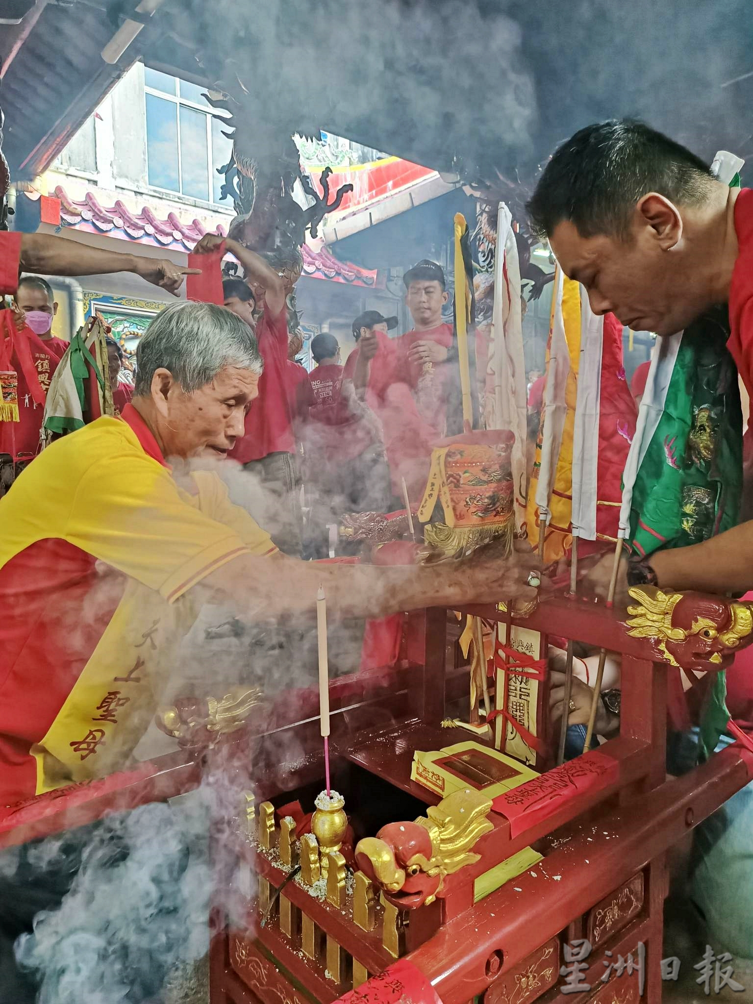 虽然今天是工作及上课天,惟吉兰丹哥市唐人坡镇兴宫(天上圣母)配合元宵节举办的妈祖出巡盛典,人潮鼎盛。唐人坡住户可谓“传承之家”,连12岁的女生都能以金纸巧手设计“金山玉兔”,等著抬轿队和龙狮团前来闹元宵,真正突显丹州华人百年民俗特色。