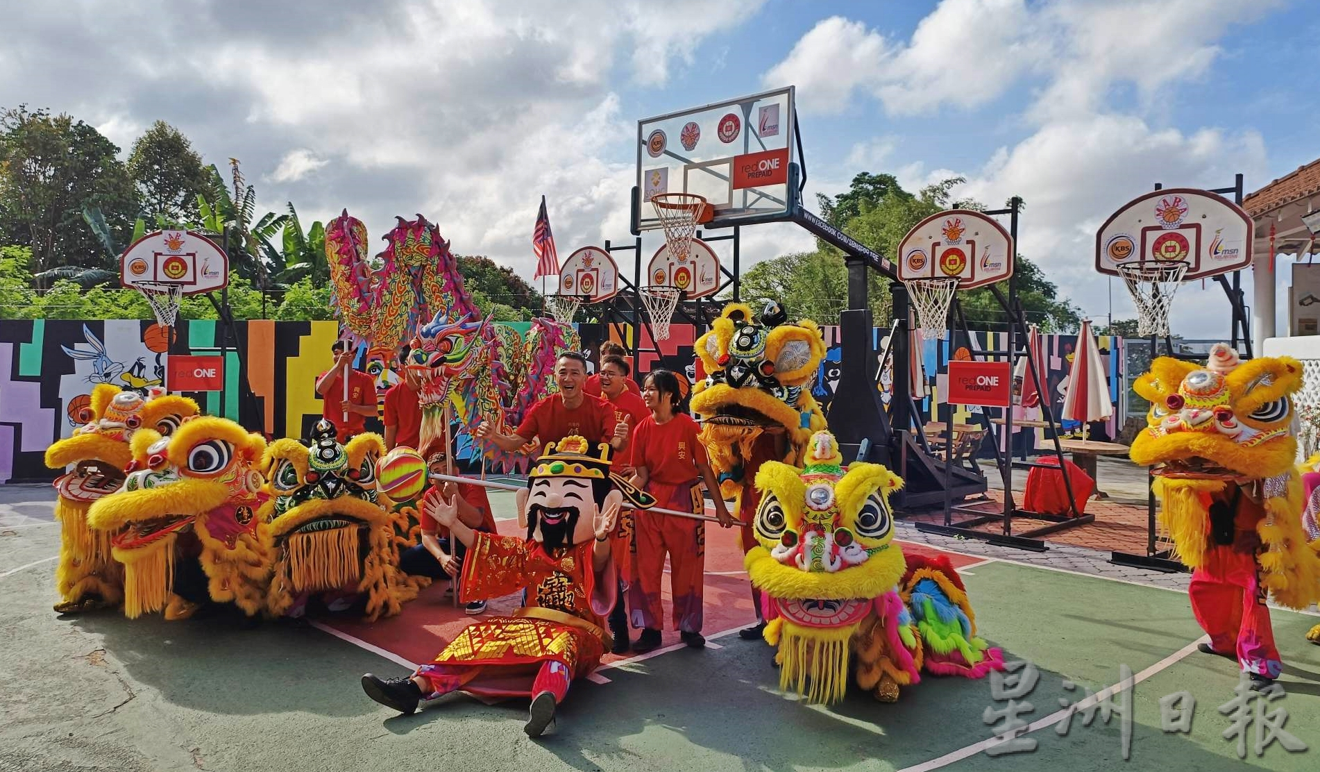 虽然今天是工作及上课天,惟吉兰丹哥市唐人坡镇兴宫(天上圣母)配合元宵节举办的妈祖出巡盛典,人潮鼎盛。唐人坡住户可谓“传承之家”,连12岁的女生都能以金纸巧手设计“金山玉兔”,等著抬轿队和龙狮团前来闹元宵,真正突显丹州华人百年民俗特色。