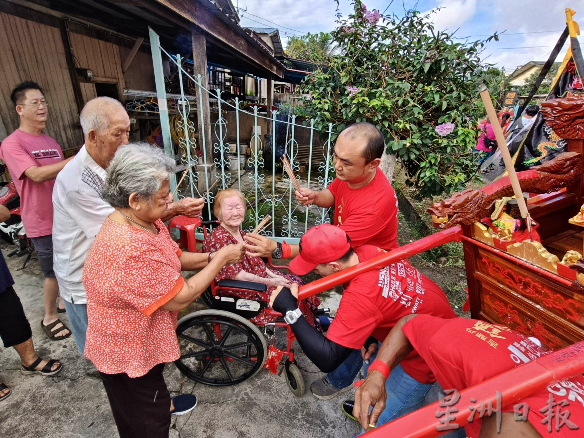 虽然今天是工作及上课天，惟吉兰丹哥市唐人坡镇兴宫（天上圣母）配合元宵节举办的妈祖出巡盛典，人潮鼎盛。唐人坡住户可谓“传承之家”，连12岁的女生都能以金纸巧手设计“金山玉兔”，等著抬轿队和龙狮团前来闹元宵，真正突显丹州华人百年民俗特色。