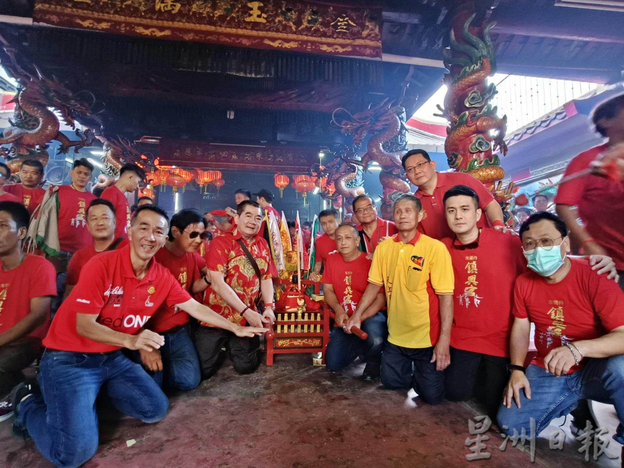 虽然今天是工作及上课天,惟吉兰丹哥市唐人坡镇兴宫(天上圣母)配合元宵节举办的妈祖出巡盛典,人潮鼎盛。唐人坡住户可谓“传承之家”,连12岁的女生都能以金纸巧手设计“金山玉兔”,等著抬轿队和龙狮团前来闹元宵,真正突显丹州华人百年民俗特色。