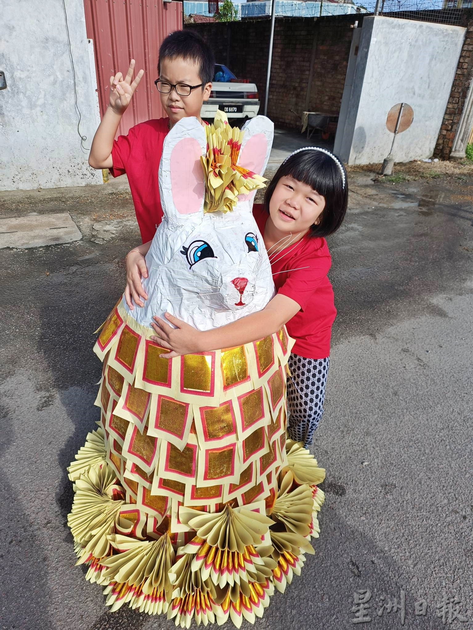 虽然今天是工作及上课天,惟吉兰丹哥市唐人坡镇兴宫(天上圣母)配合元宵节举办的妈祖出巡盛典,人潮鼎盛。唐人坡住户可谓“传承之家”,连12岁的女生都能以金纸巧手设计“金山玉兔”,等著抬轿队和龙狮团前来闹元宵,真正突显丹州华人百年民俗特色。