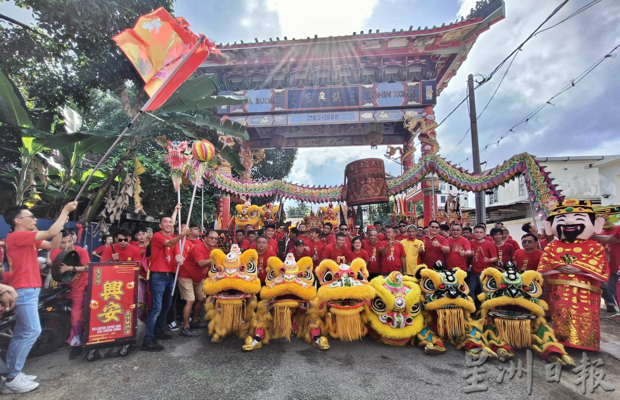 虽然今天是工作及上课天,惟吉兰丹哥市唐人坡镇兴宫(天上圣母)配合元宵节举办的妈祖出巡盛典,人潮鼎盛。唐人坡住户可谓“传承之家”,连12岁的女生都能以金纸巧手设计“金山玉兔”,等著抬轿队和龙狮团前来闹元宵,真正突显丹州华人百年民俗特色。