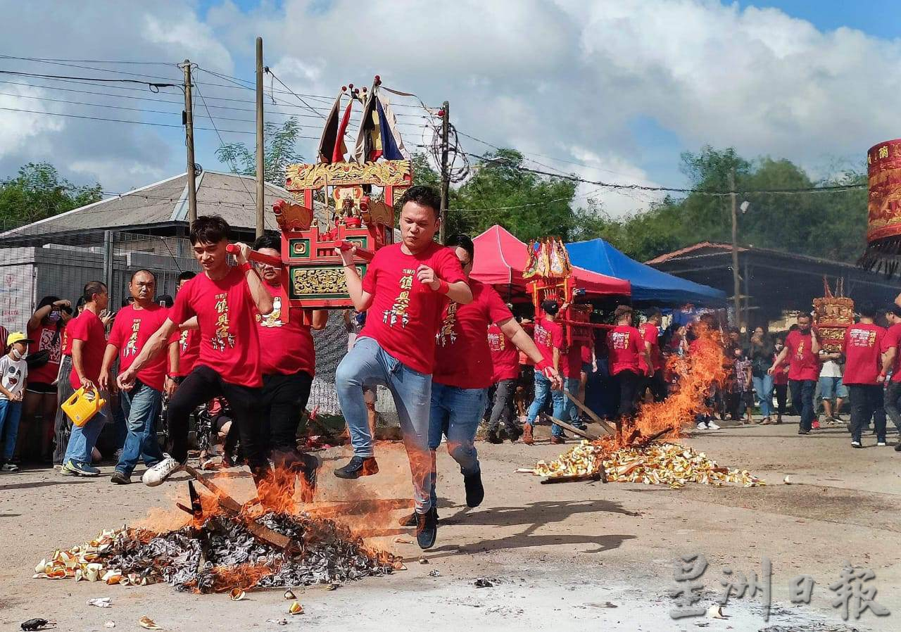 虽然今天是工作及上课天,惟吉兰丹哥市唐人坡镇兴宫(天上圣母)配合元宵节举办的妈祖出巡盛典,人潮鼎盛。唐人坡住户可谓“传承之家”,连12岁的女生都能以金纸巧手设计“金山玉兔”,等著抬轿队和龙狮团前来闹元宵,真正突显丹州华人百年民俗特色。