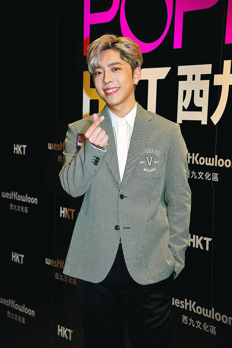 被抓包看低胸性感网美 吕爵安苦笑叹损友靠害